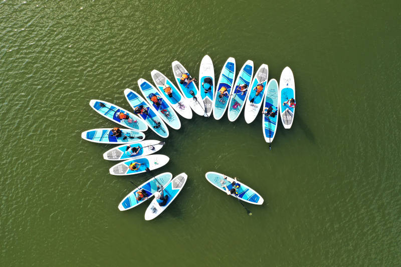 桨板上的圆形队列图片