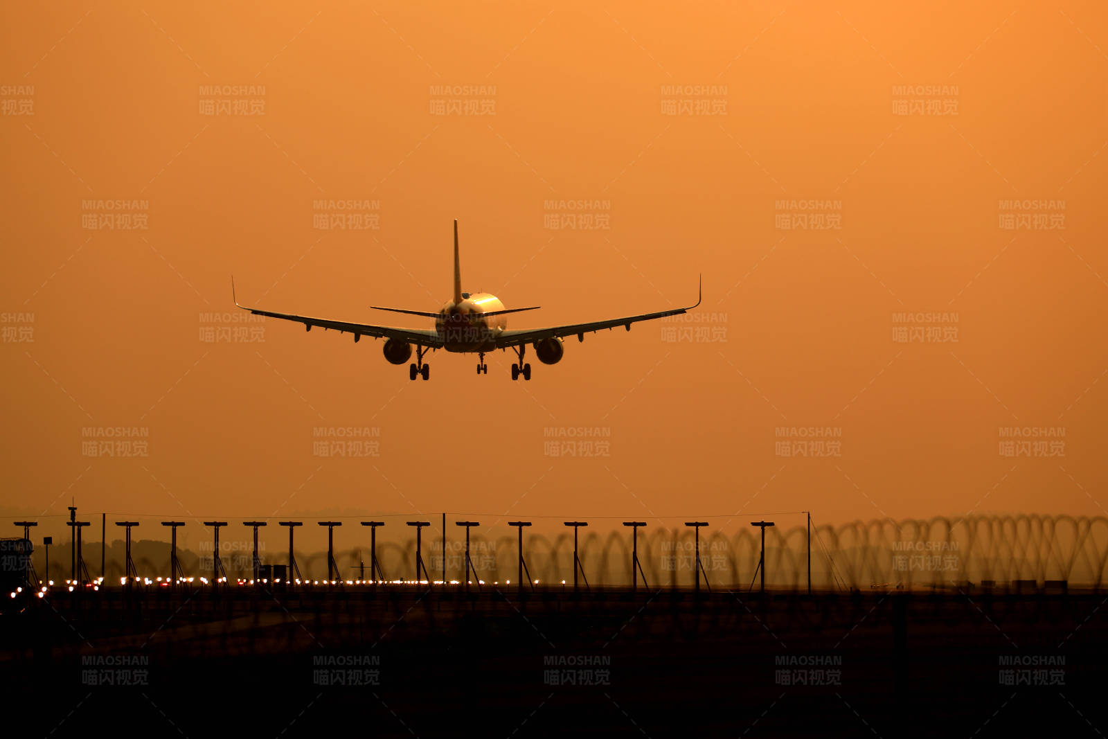 南京禄口国际机场夕阳下的飞机降落图片