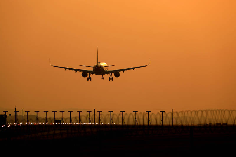 南京禄口国际机场夕阳下的飞机降落图片