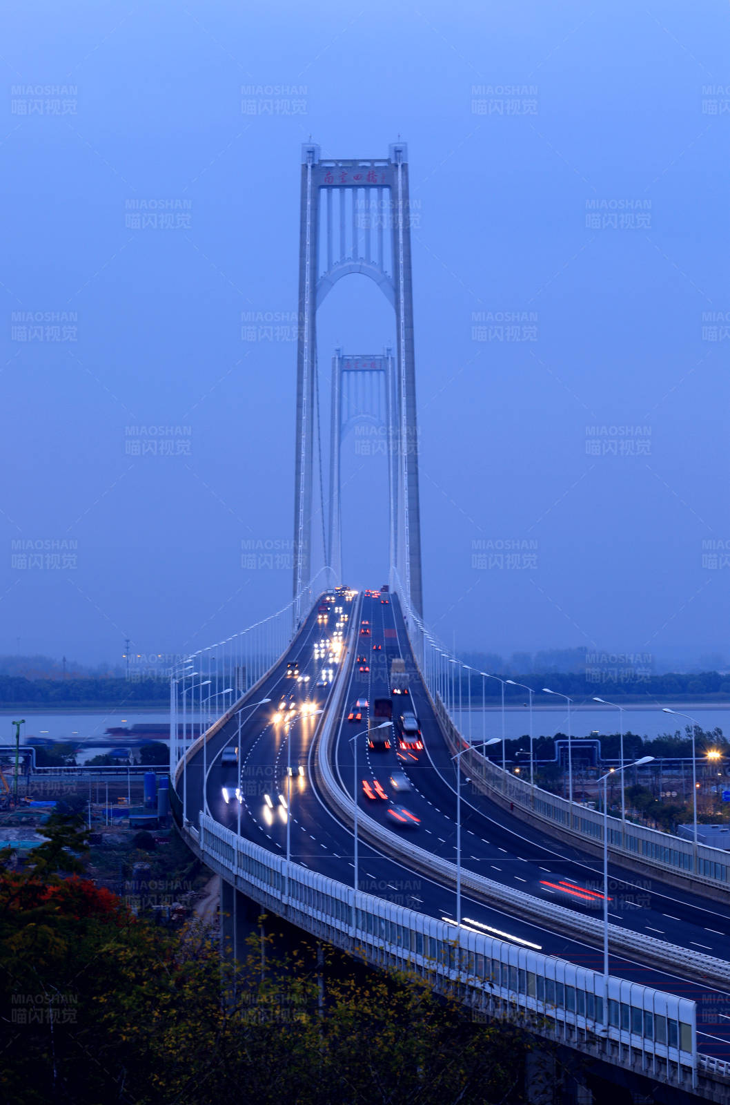 黄昏时分繁忙的南京栖霞山长江大桥图片