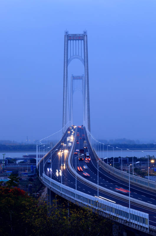 黄昏时分繁忙的南京栖霞山长江大桥图片