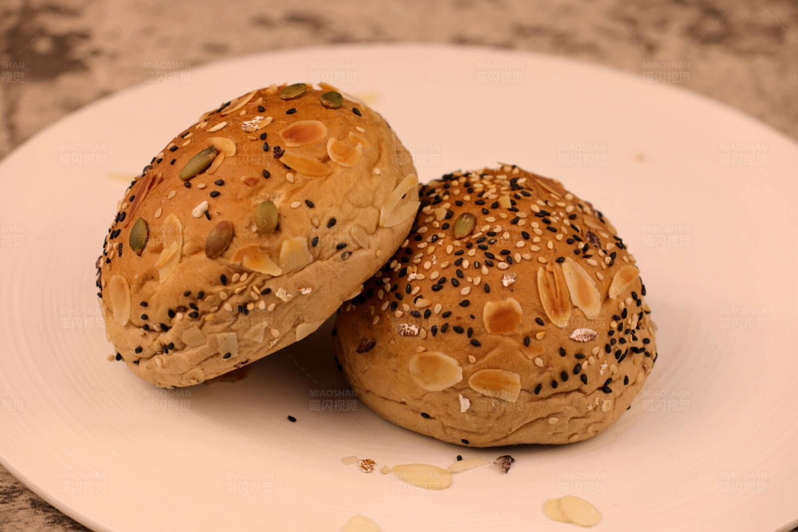 芝麻杏仁面包图片