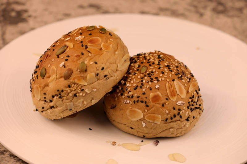 芝麻杏仁面包图片