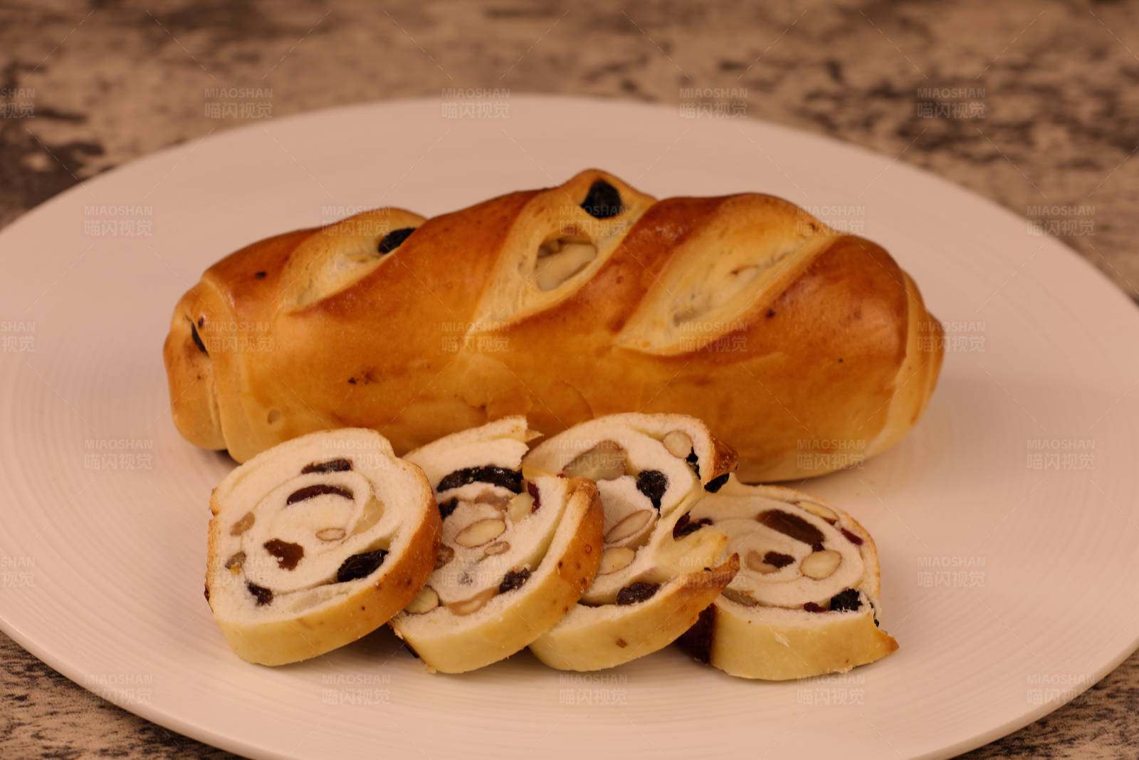 葡萄干面包卷图片
