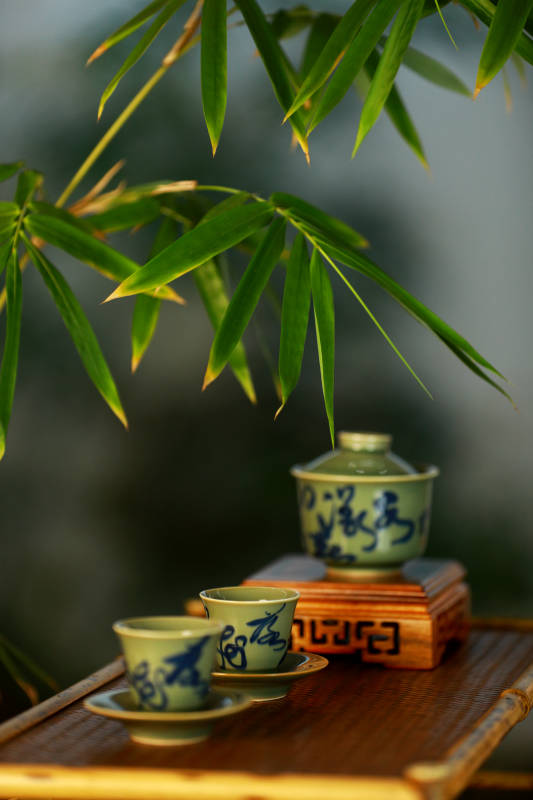 竹下茶具静谧图图片