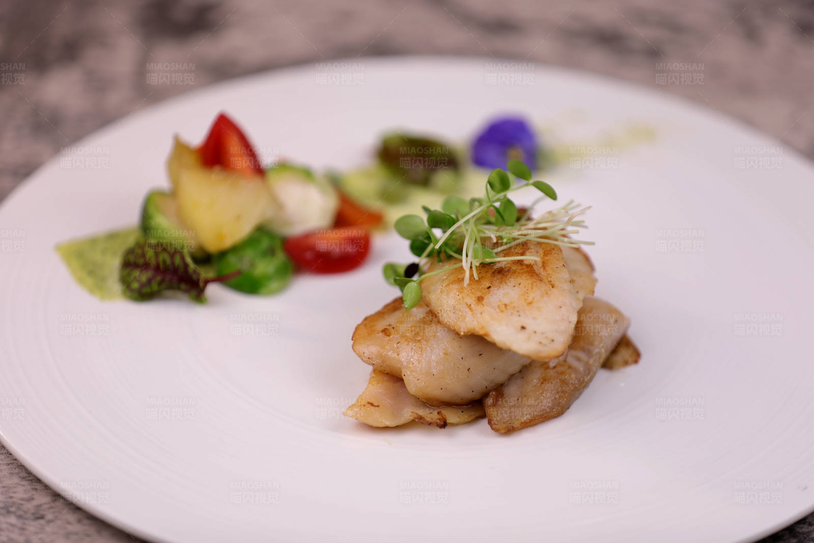 精致烤鳕鱼配蔬菜沙拉图片