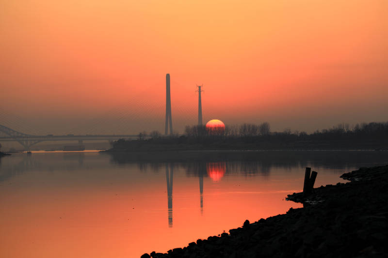 夕阳映照下的南京江心洲图片