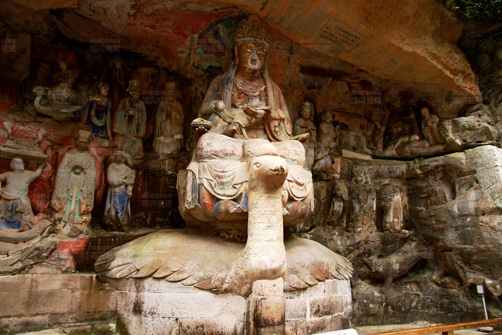 重庆大足石刻的雕像群图片