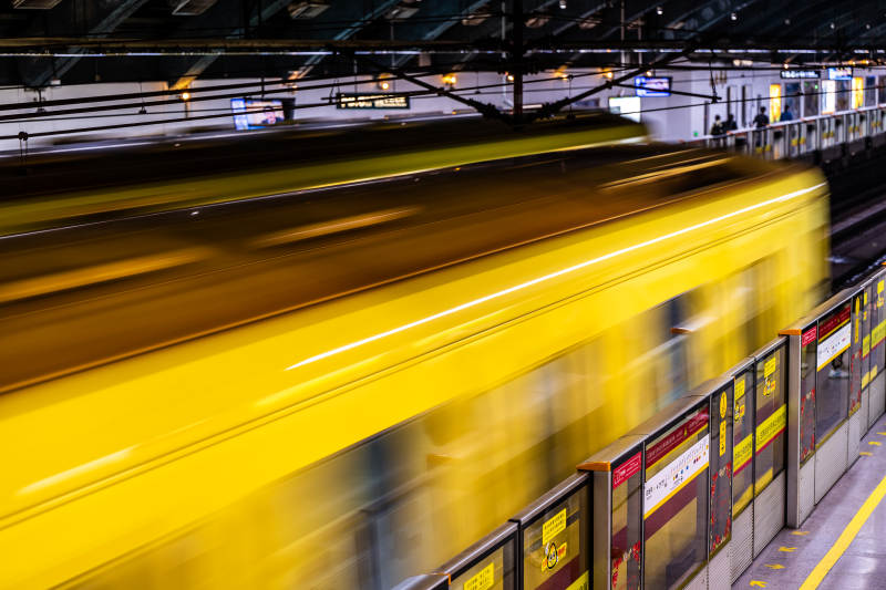 疾驰的黄色列车图片