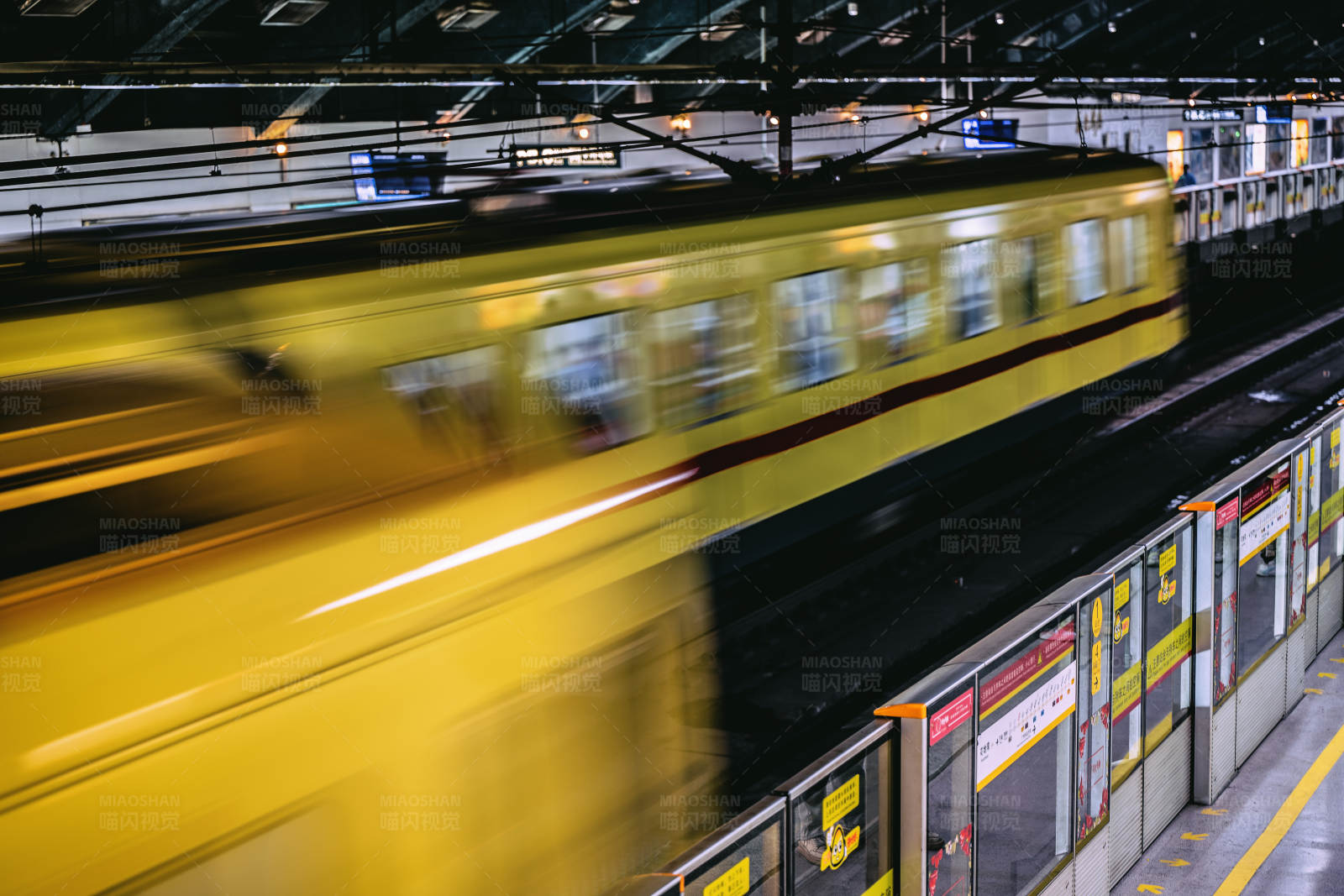 疾驰的黄色列车图片