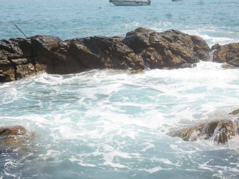 海浪拍打岩石图片