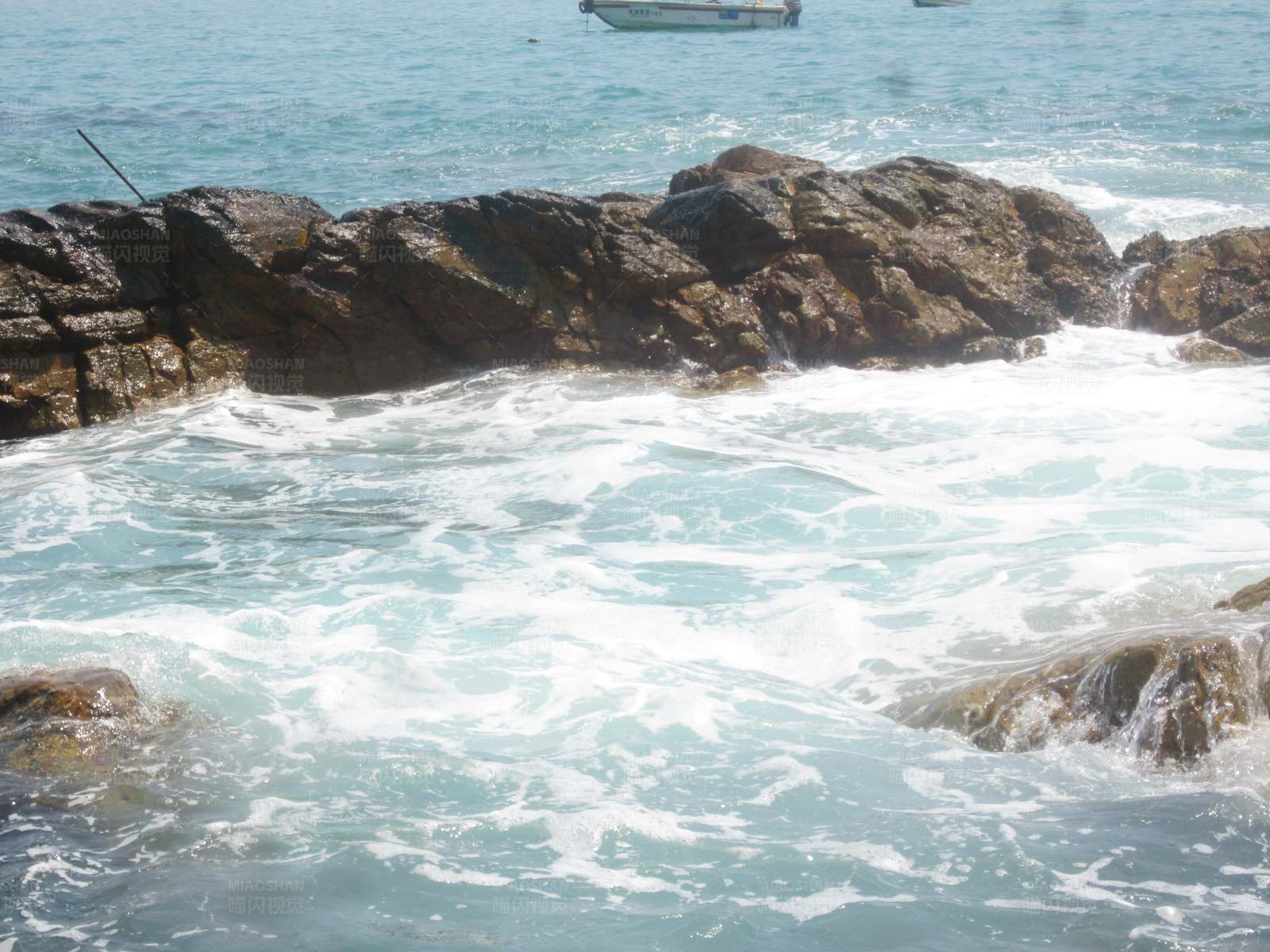 海浪拍打岩石图片