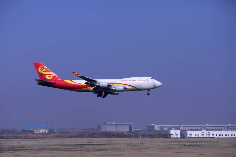 南京禄口国际机场降落中的波音747货机图片