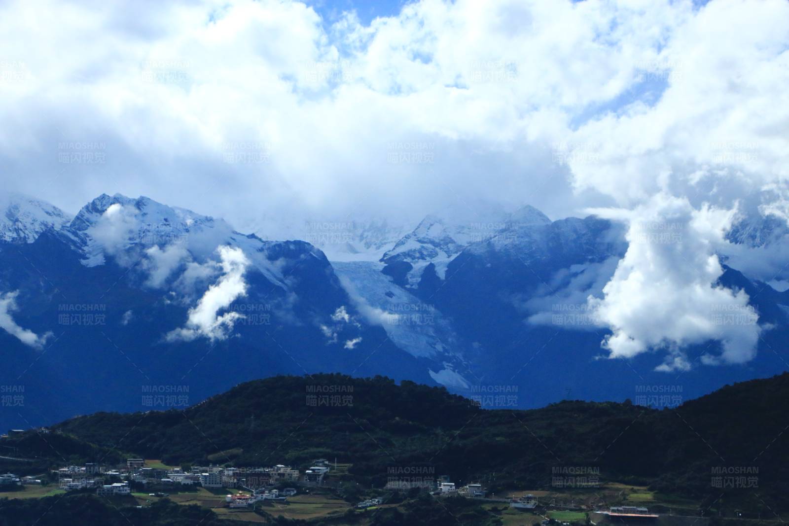 梅里雪山云海图片