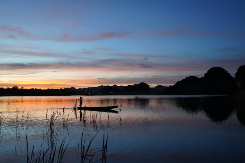 夕阳下的独木舟图片