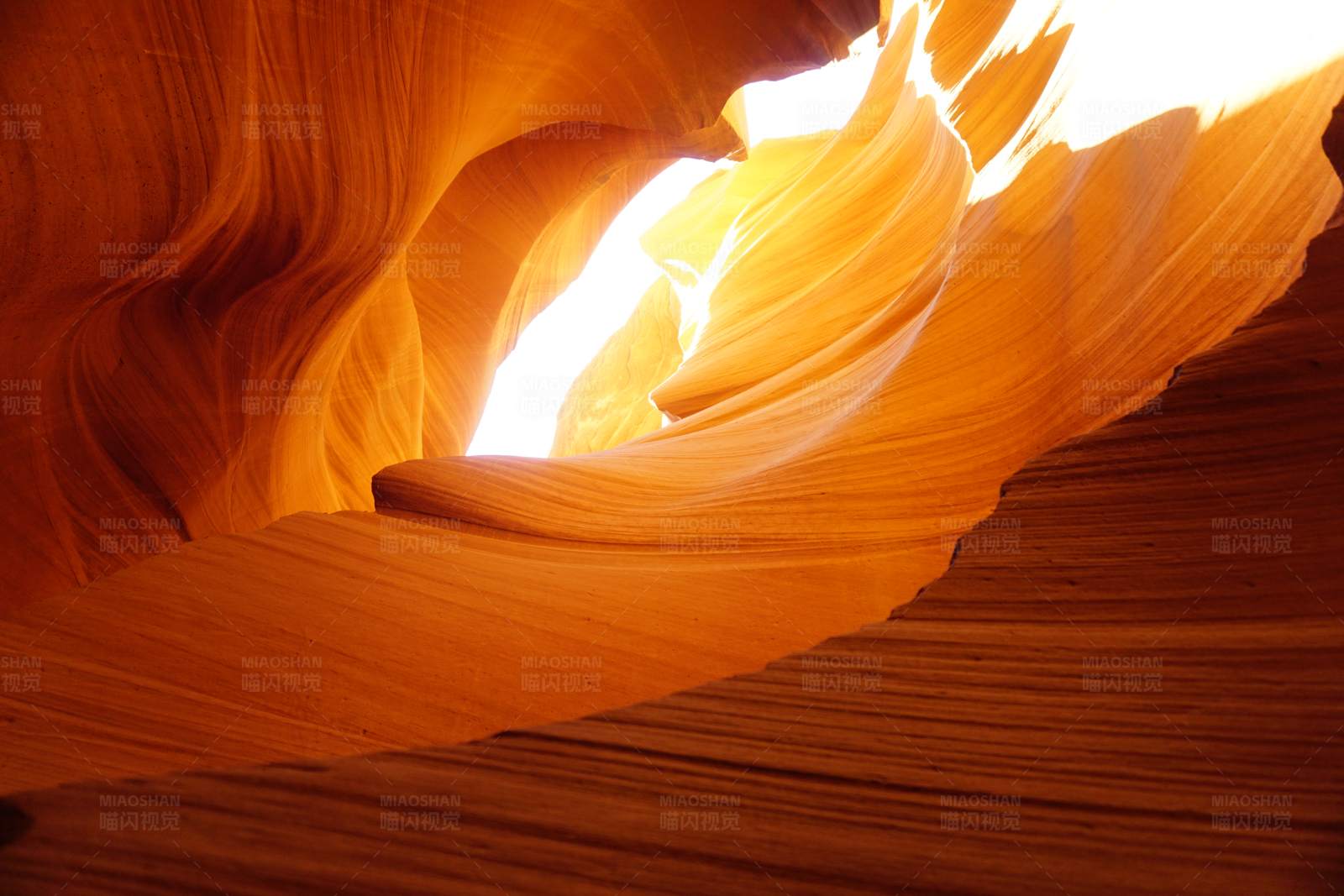 羚羊峡谷的光与影图片