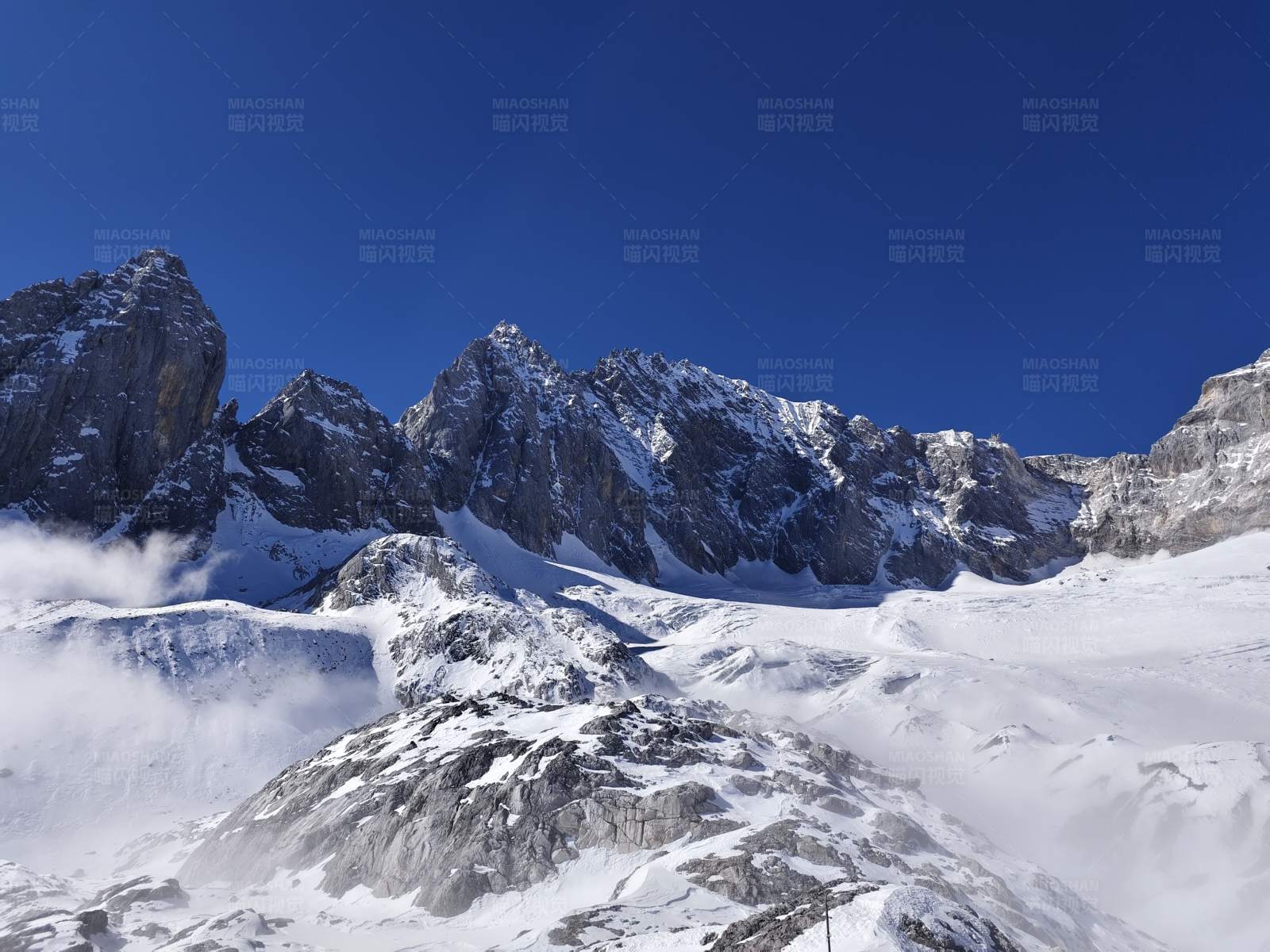 玉龙雪山雪峰蓝天图片