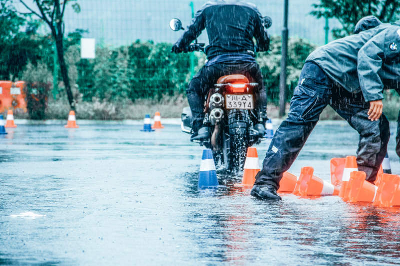 雨中摩托车障碍训练图片