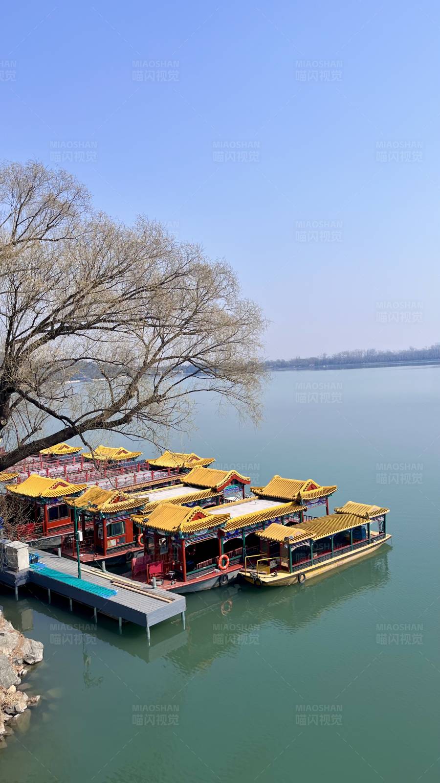 颐和园湖畔古建筑与游船图片