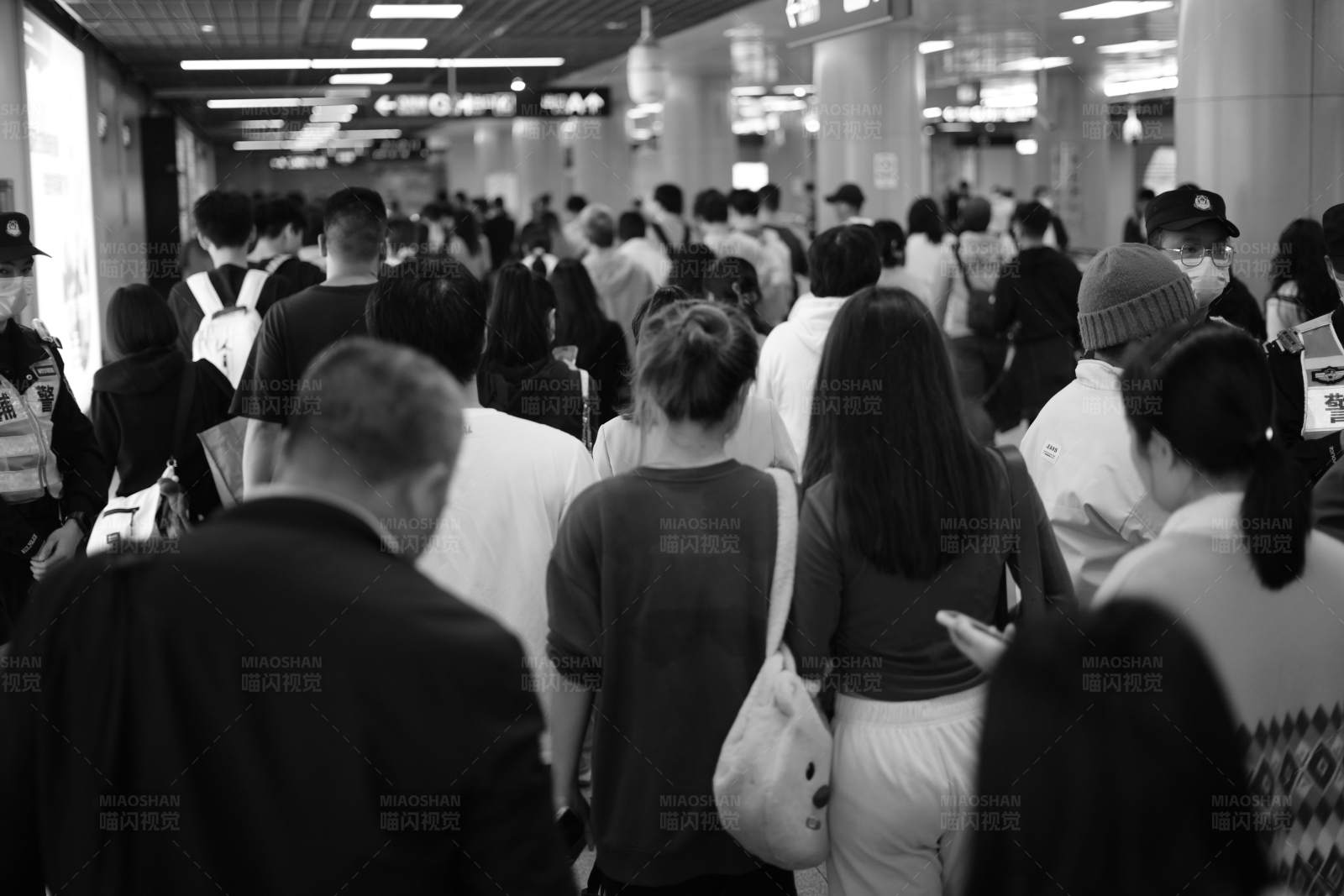 繁忙人群中的地铁站图片