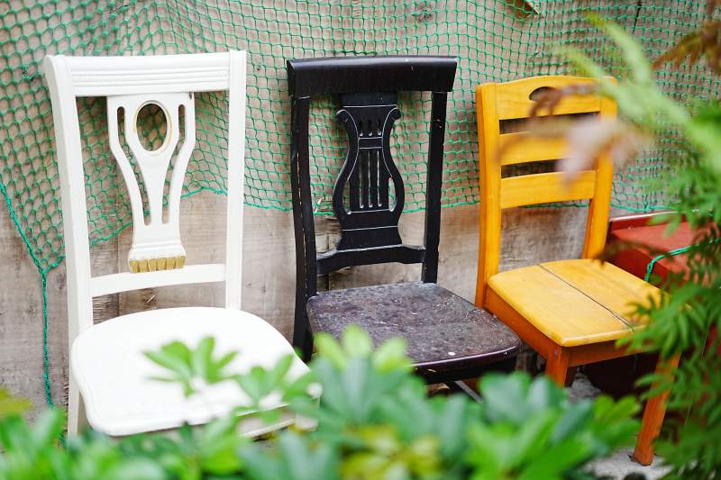 三把旧椅子图片