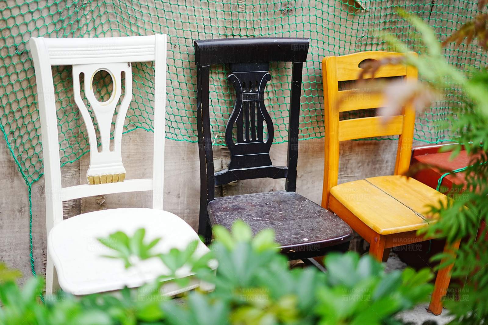 三把旧椅子图片