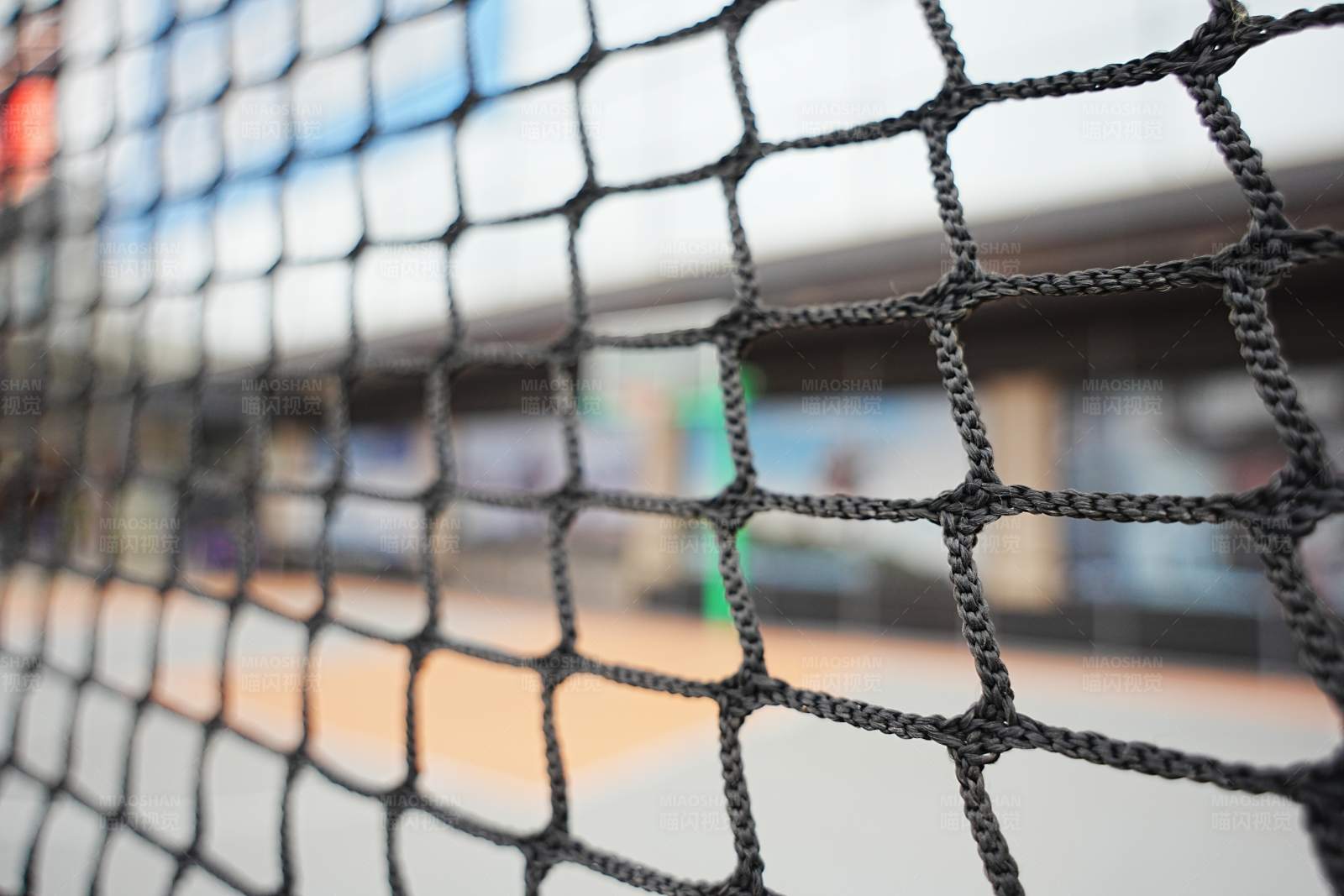 网球场上的防护网图片