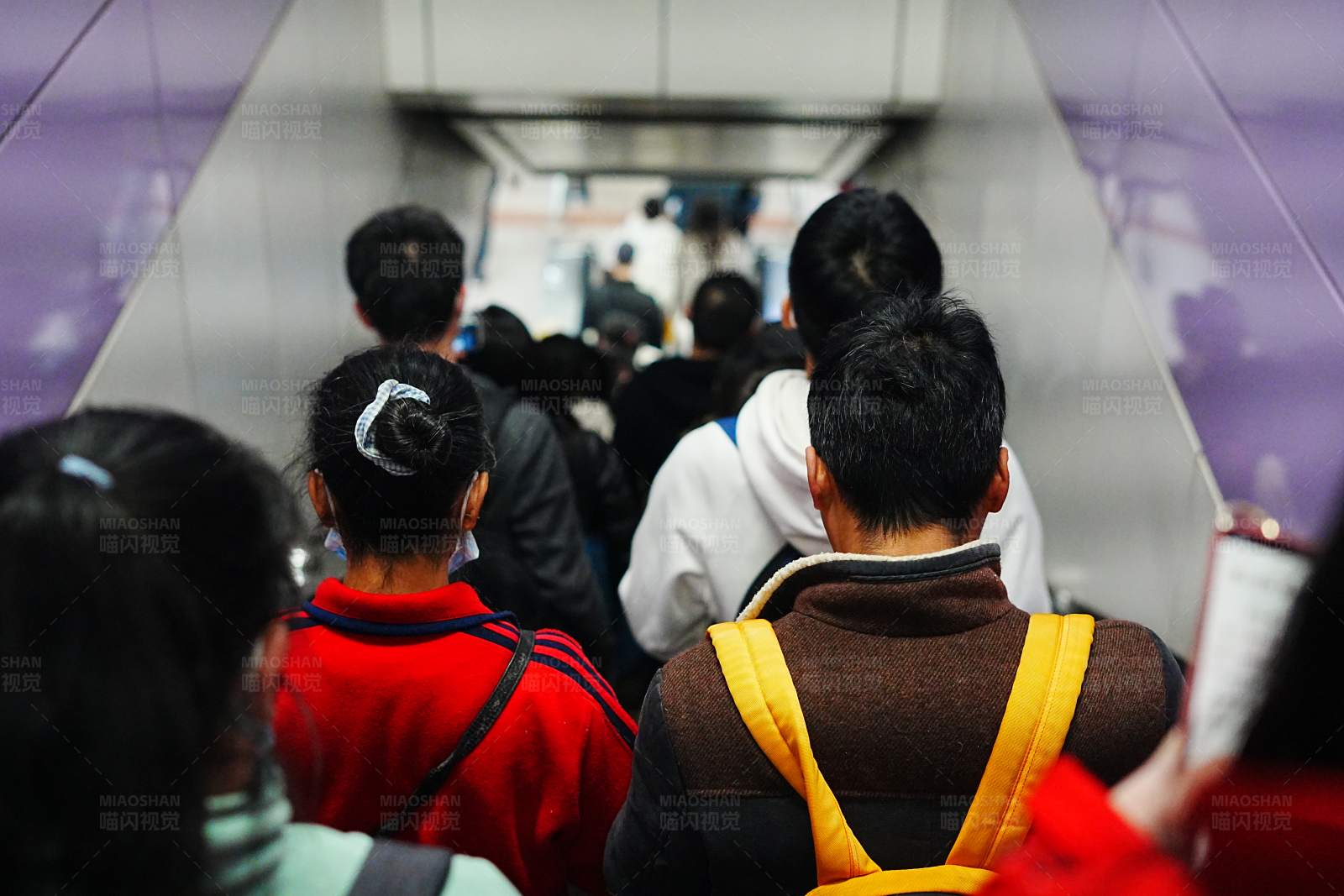 地铁站的早晨图片