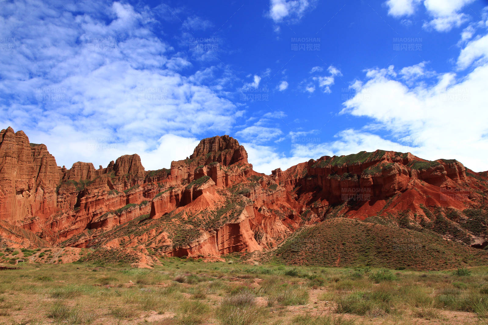 青海阿什贡红色峡谷与蓝天图片