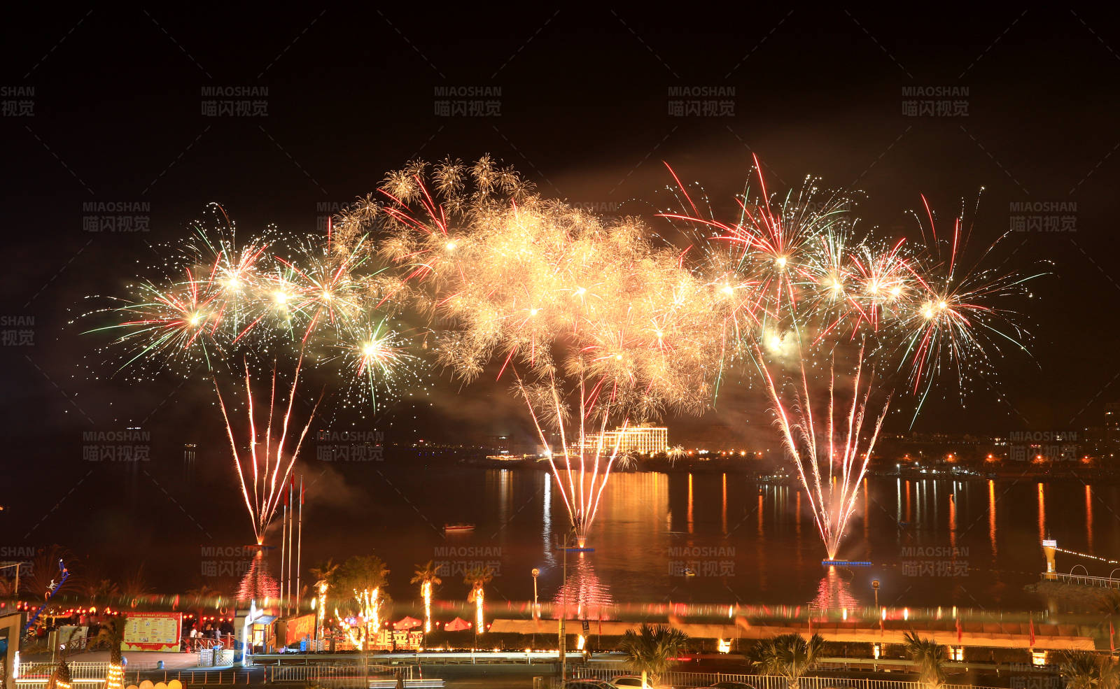 烟花绽放夜空图片