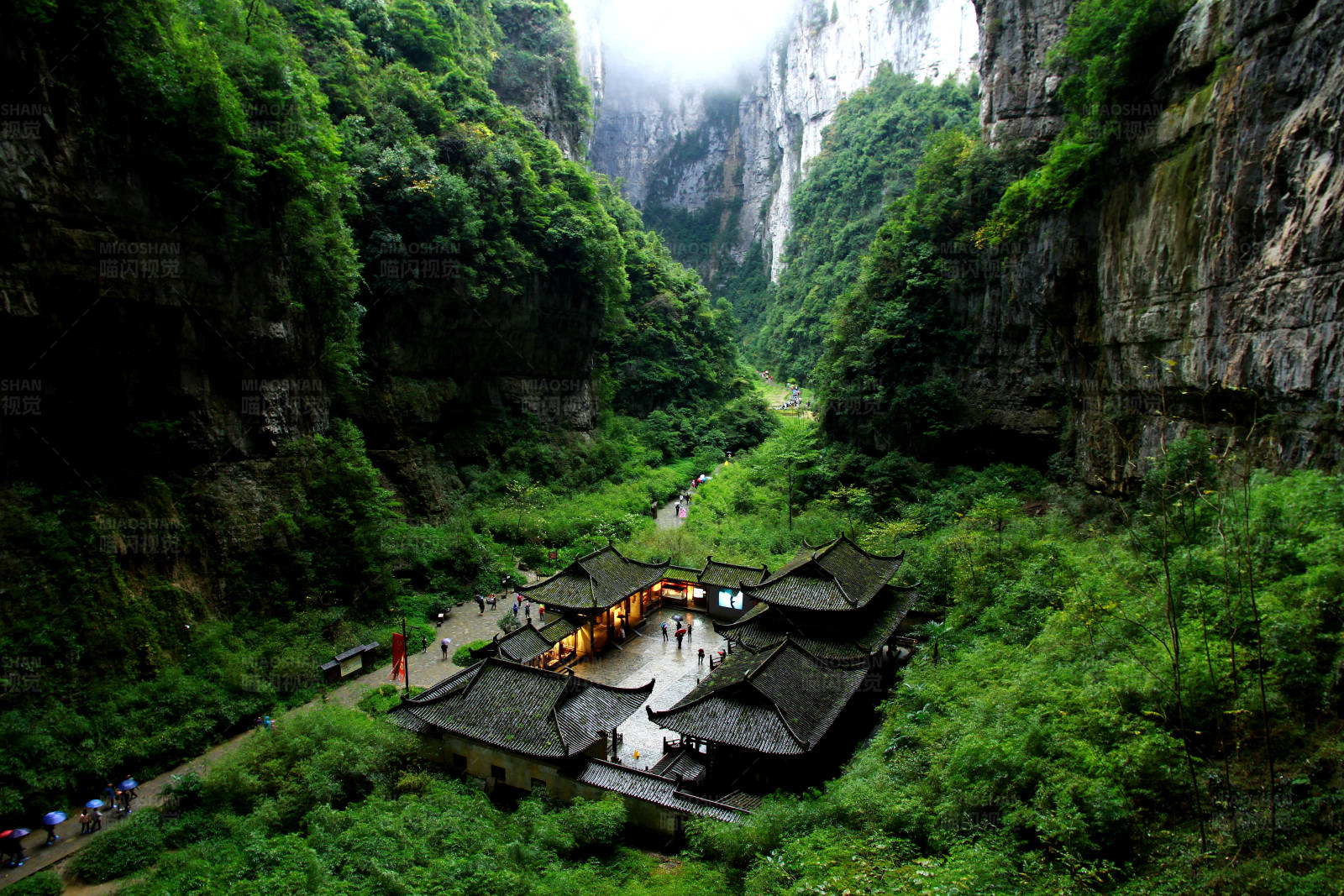 重庆天坑天福官驿图片