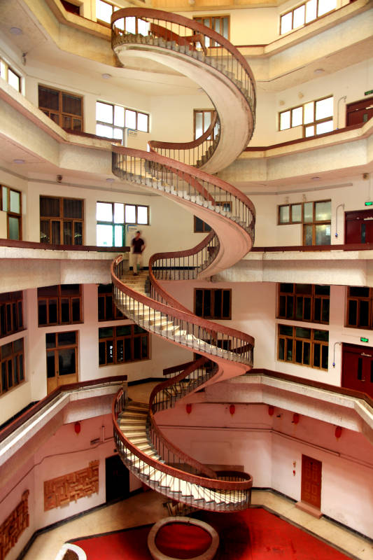 南京河海大学螺旋楼梯的建筑奇观图片