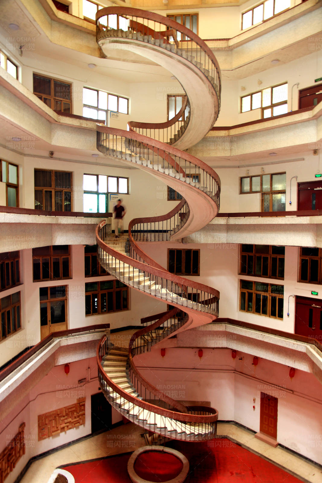 南京河海大学螺旋楼梯的建筑奇观图片