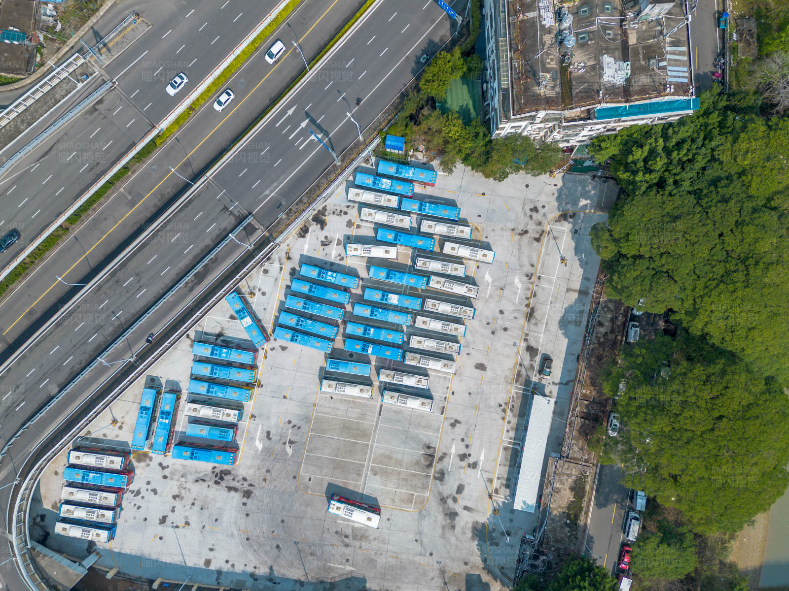 公交车停车场鸟瞰图图片