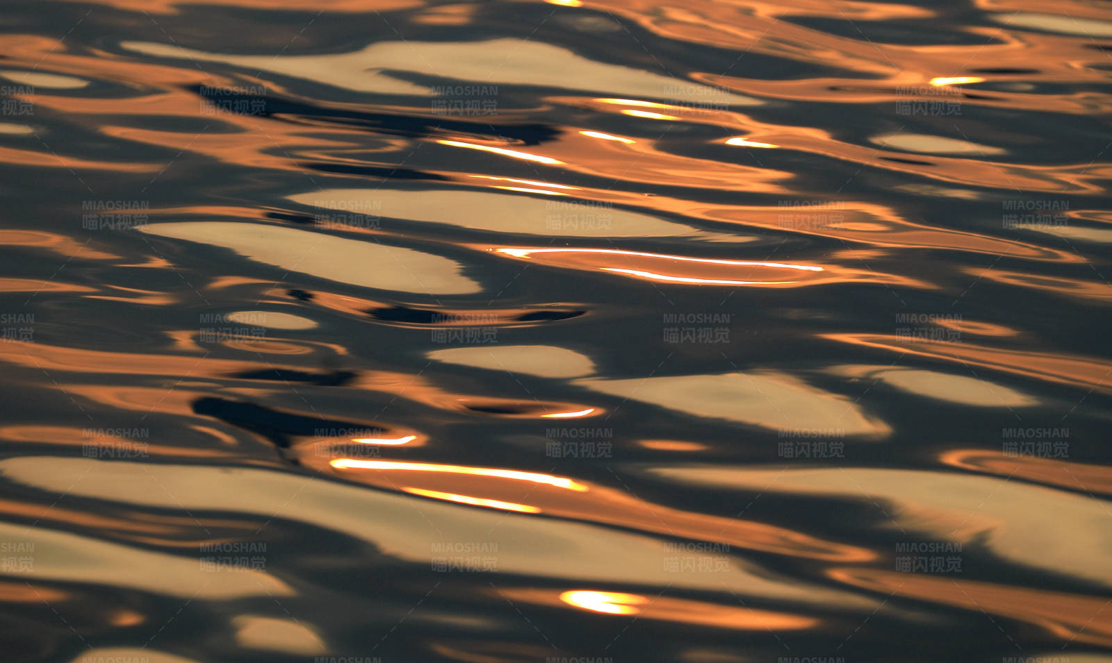 夕阳下的水面波纹图片