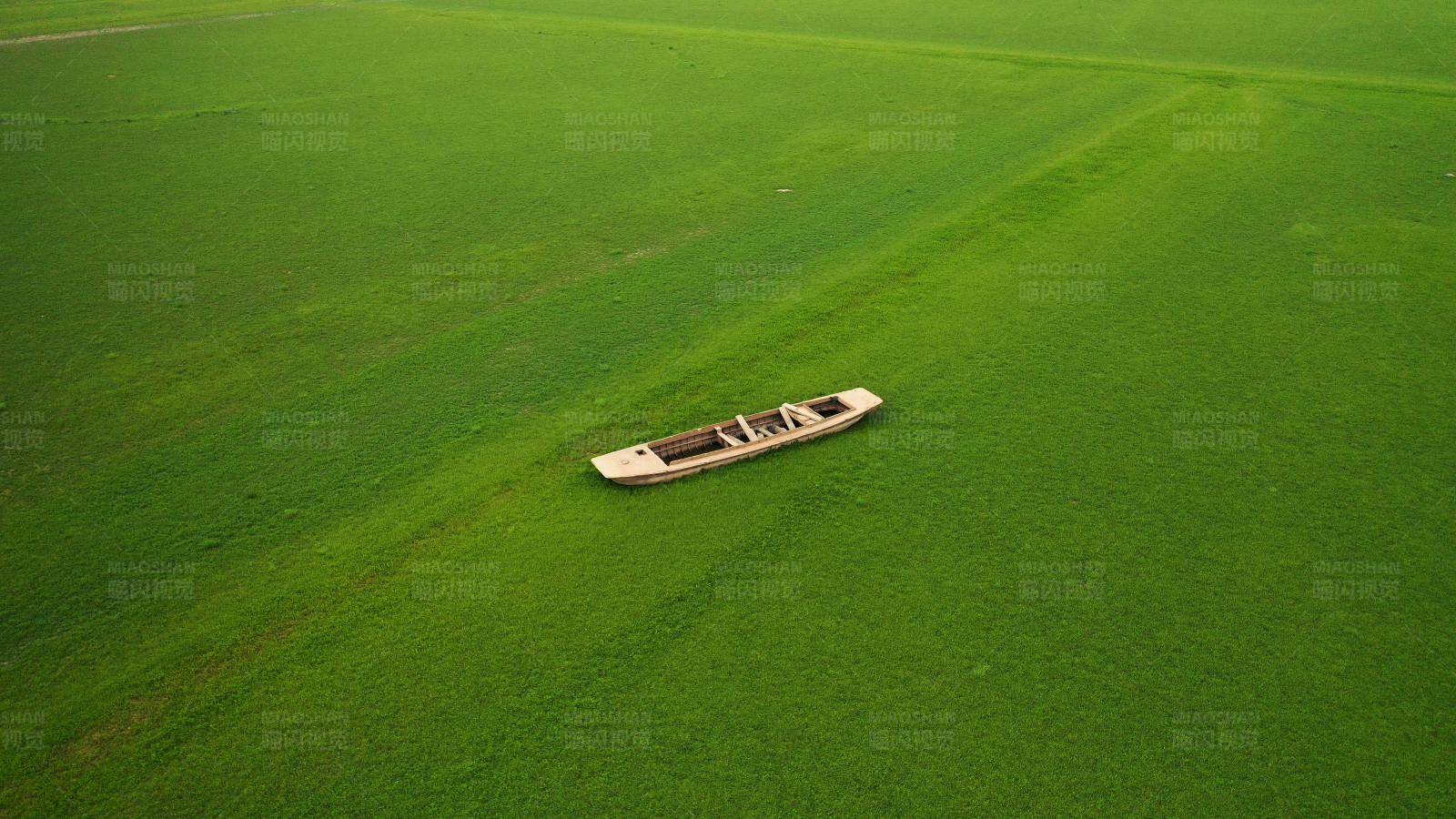 航拍枯水期南京石臼湖湖床上的废弃沉船图片