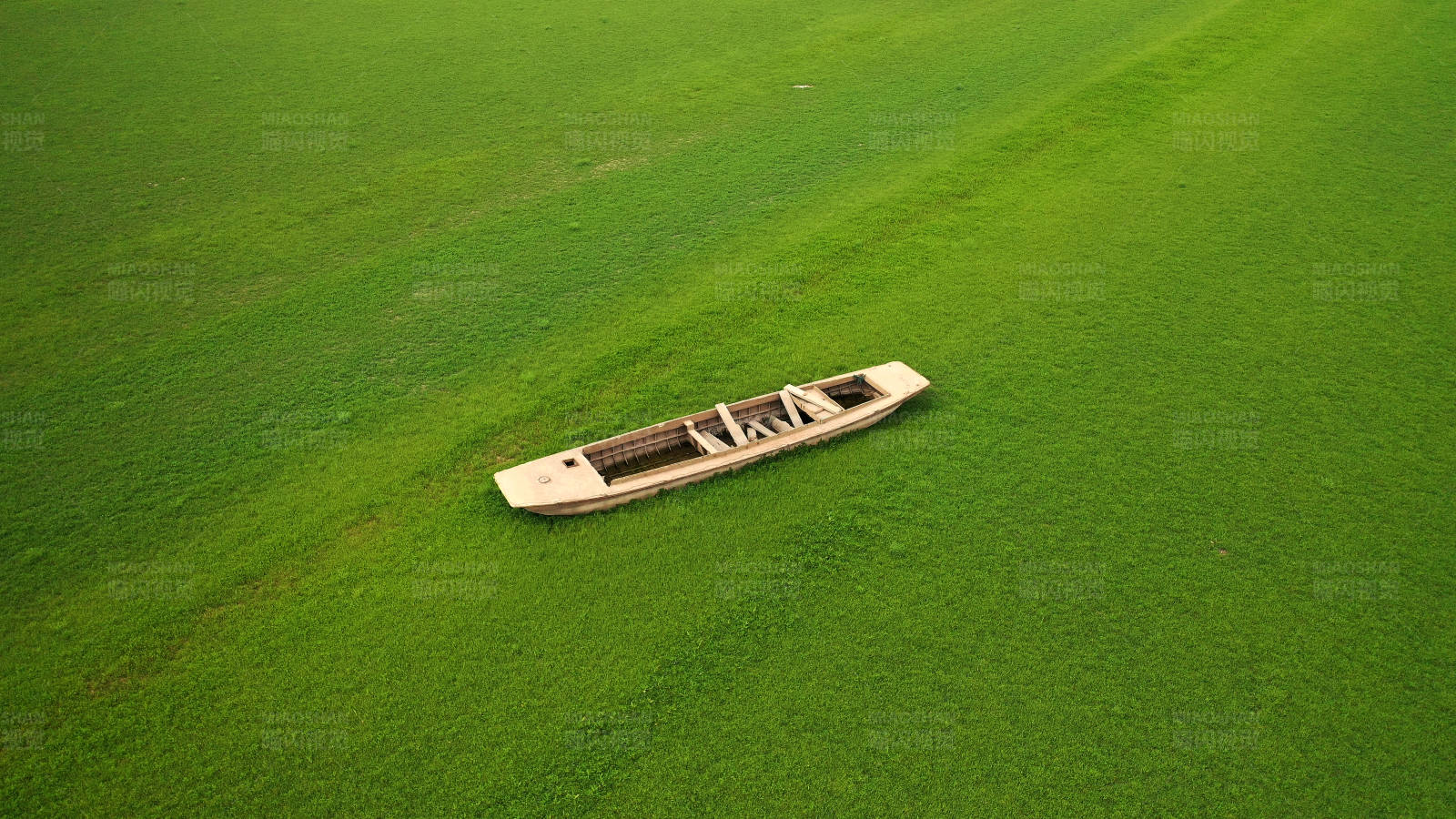 南京石臼湖枯水期湖床上的废弃船只图片