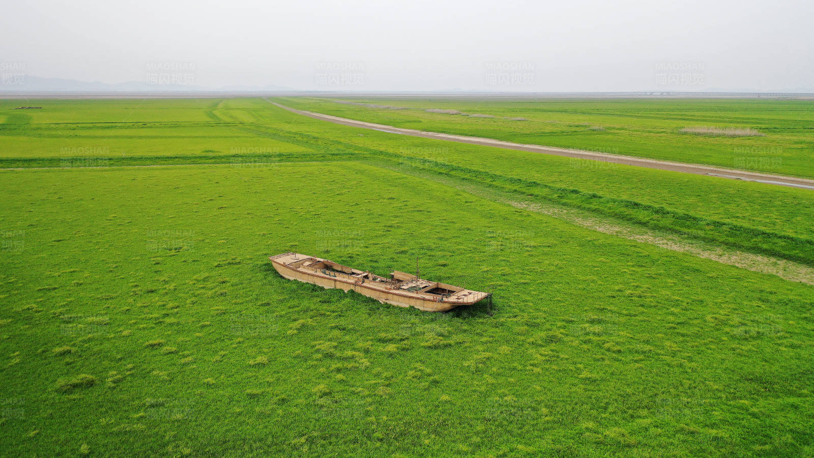 南京石臼湖干涸湖床上的的废弃船只图片