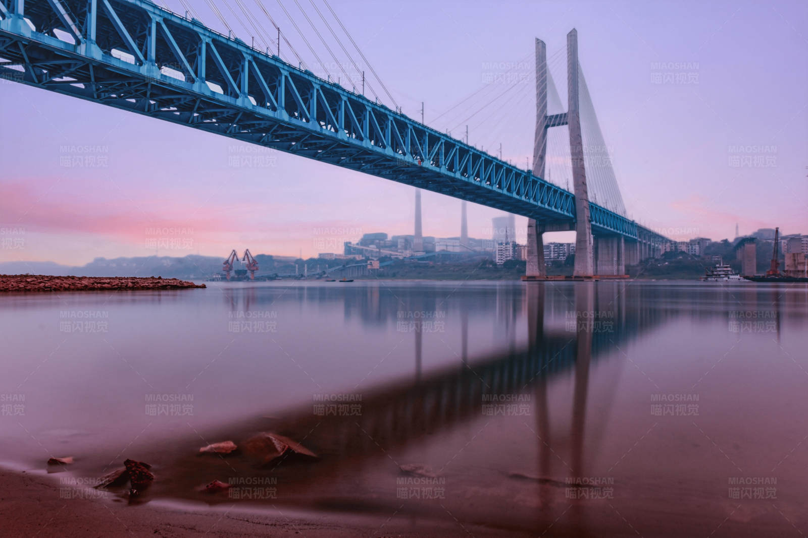 夕阳下的重庆白沙沱长江大桥图片