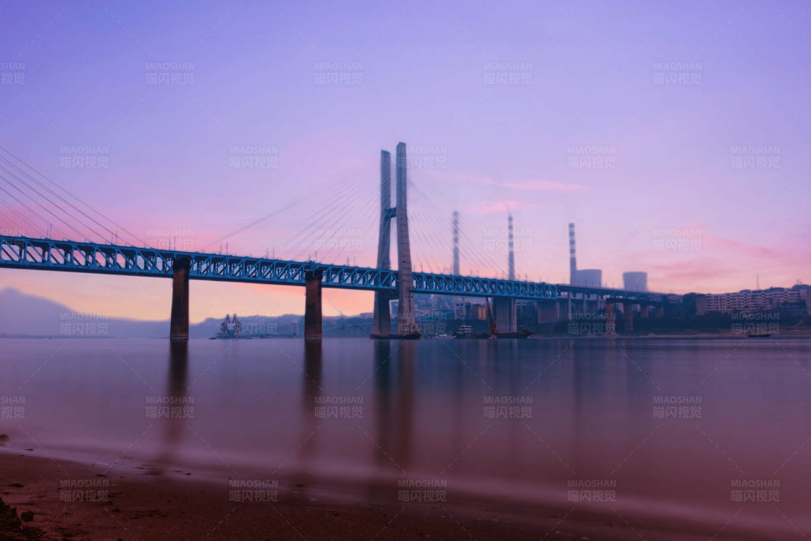 夕阳下的重庆白沙沱长江大桥图片