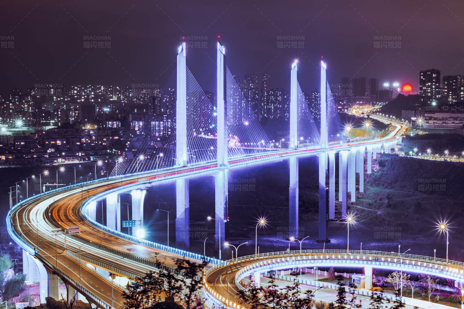 夜色中的重庆蔡家嘉陵江大桥图片