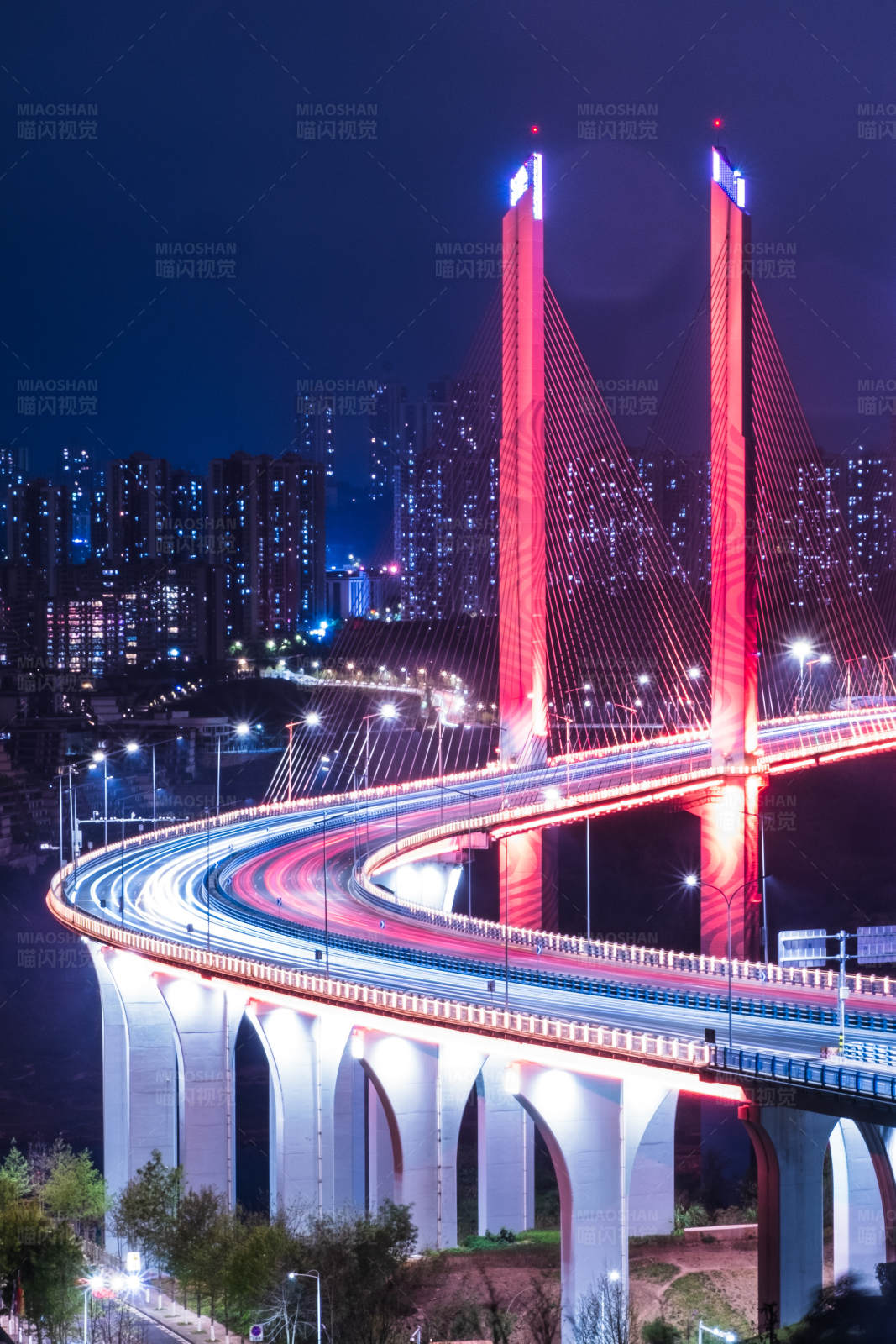 夜色中的蔡家嘉陵江大桥图片