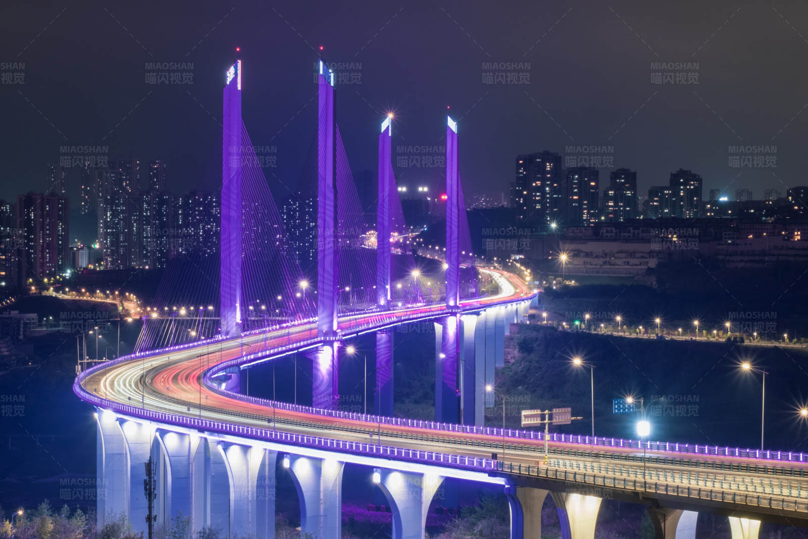 夜色中的重庆蔡家嘉陵江大桥图片