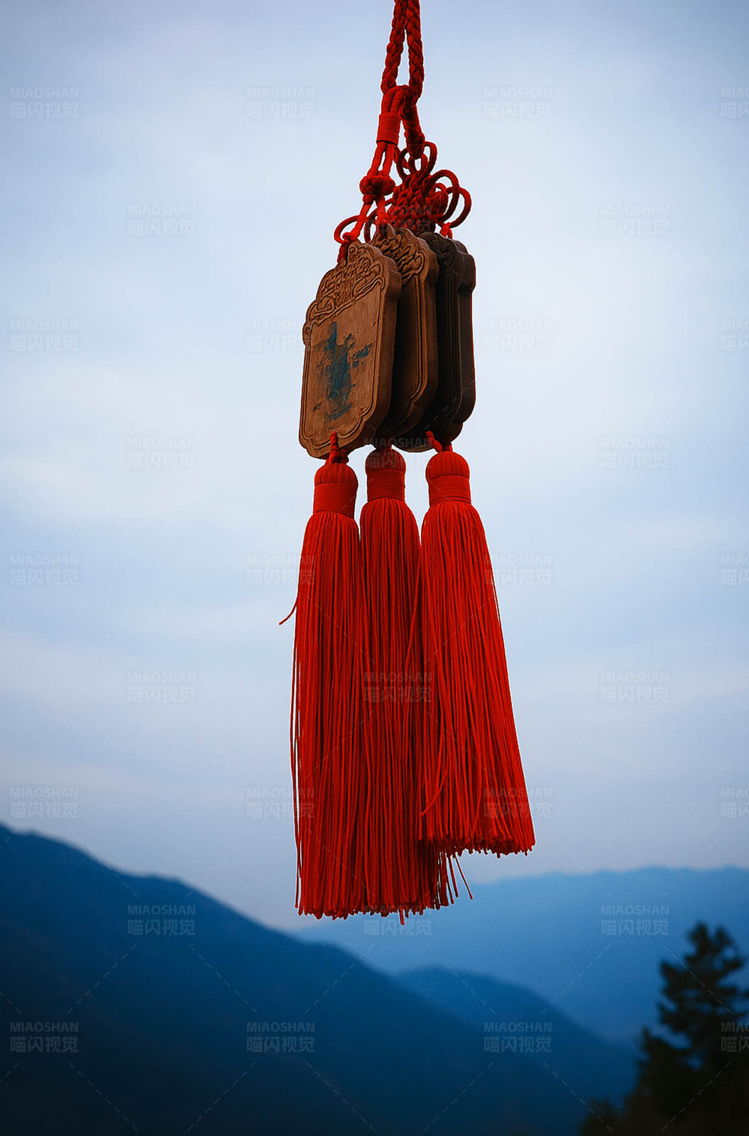 红穗挂饰与远山背景图片