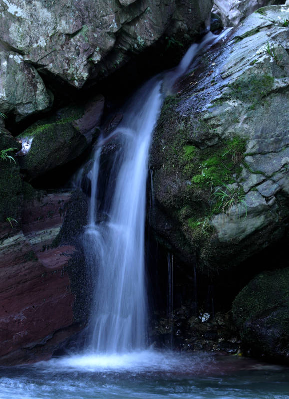 瀑布流经岩石图片