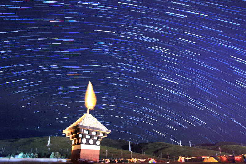 亚丁星空下的灯塔图片