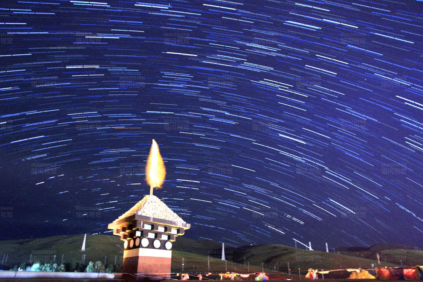 亚丁星空下的灯塔图片