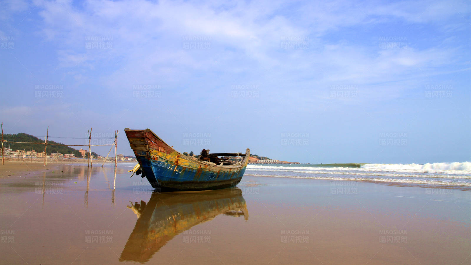 海滩上的旧船图片