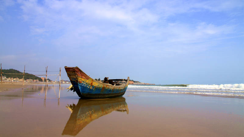 海滩上的旧船图片