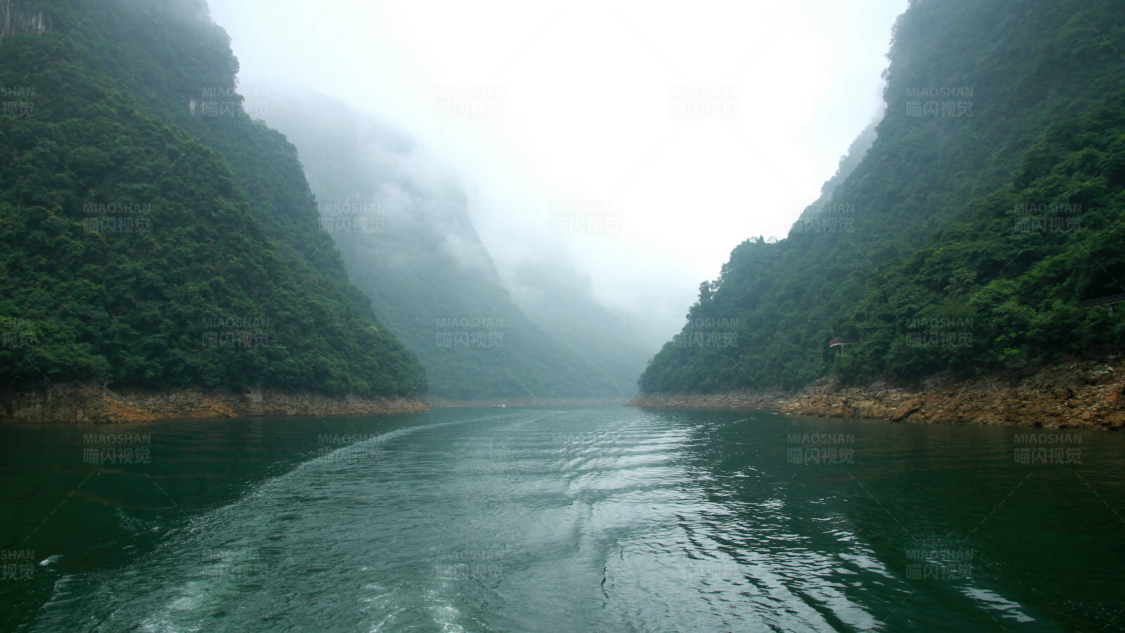 长江三峡的云雾景色图片